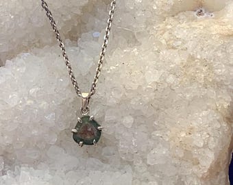 Hanger in de vorm van een plakje watermeloentoermalijn, gezet in sterling zilver, klein formaat