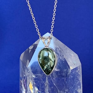 Colgante de serafinita y plata de ley, engaste sencillo, unisex para hombre o mujer, tamaño pequeño.