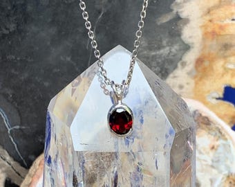Ciondolo in granato sfaccettato e argento sterling