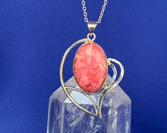 Ciondolo in tulite e argento sterling, pietra rosa naturale, argento lavorato