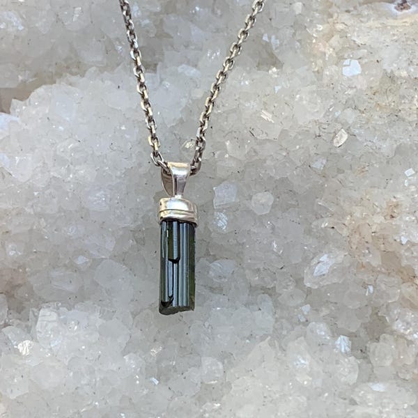 Colgante de turmalina verde y plata de ley, cristal verde