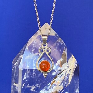 Ciondolo in corniola e argento sterling, piccolo, montatura finemente lavorata