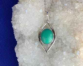 Chrysoprase pendant set with sterling silver
