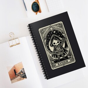 Puede incluir: Ilustración en blanco y negro de un personaje de ranger esquelético en una tarjeta con borde dorado. La tarjeta tiene la palabra "RANGER" impresa en ella.