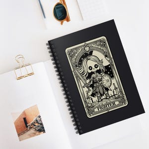 Puede incluir: Una ilustración en blanco y negro de un personaje de luchador esqueleto en una tarjeta con fondo beige. La tarjeta tiene un borde decorativo y la palabra "Fighter" en la parte inferior.