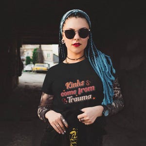 Las perversiones surgen del trauma: camiseta de manga corta unisex de Booktok, camiseta de perversiones, humor para adultos, camiseta sumisa, regalo divertido de perversiones