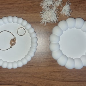 Assiette à bulles comme plateau à bijoux