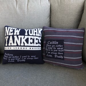 Może przedstawiać: Dwie niebiesko-białe poduszki ozdobne z haftowanymi napisami. Pierwsza poduszka ma napis "New York Yankees Major League Baseball" i zawiera wiadomość dla Anthony'ego. Druga poduszka zawiera wiadomość dla Caitlin.