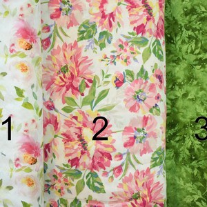 Könnte beinhalten: Drei Stoffmuster mit Blumen- und Blattmotiven. Das erste Muster hat ein hellrosa und grünes Aquarell-Blumenmuster. Das zweite Muster hat ein rosa und grünes Blumenmuster mit größeren Blumen. Das dritte Muster hat ein grünes Blattmotiv.