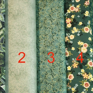 Puede incluir: Cinco muestras de tela en diferentes tonos de verde. Las muestras presentan diferentes patrones, incluyendo mariposas, diseños florales y patrones abstractos. Las muestras están numeradas del 1 al 5.