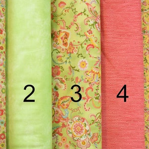 Puede incluir: Cinco muestras de tela en diferentes patrones y colores. Las muestras están numeradas del 1 al 5. La primera muestra es una tela verde claro con un pequeño patrón floral en rosa, amarillo y azul. La segunda muestra es una tela verde claro lisa. La tercera muestra es una tela verde claro con un patrón floral en rosa, amarillo, azul y verde. La cuarta muestra es una tela rosa lisa. La quinta muestra es una tela amarilla con un patrón floral en rosa, amarillo y verde.