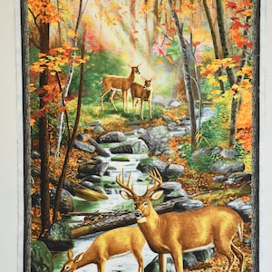 Könnte beinhalten: Eine malerische Herbstwaldszene mit einem kleinen Bach, der durch sie fließt. Drei Hirsche sind in der Szene, zwei stehen im Bach und einer trinkt aus dem Wasser. Der Wald ist voller bunter Herbstlaub.