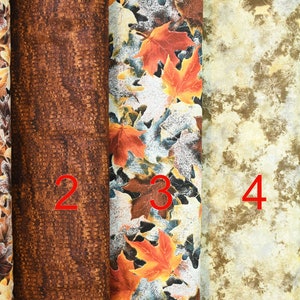 Puede incluir: Cinco muestras de tela con diferentes patrones de hojas de otoño. Las muestras están numeradas del 1 al 5. Los patrones incluyen hojas marrones y doradas, hojas naranjas y rojas, y un patrón texturizado marrón y blanco.