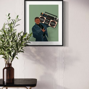 Op de afbeelding: Een digitale illustratie van een persoon die een blauwe jas en een rode bril draagt en een grote boombox vasthoudt voor een groene achtergrond.