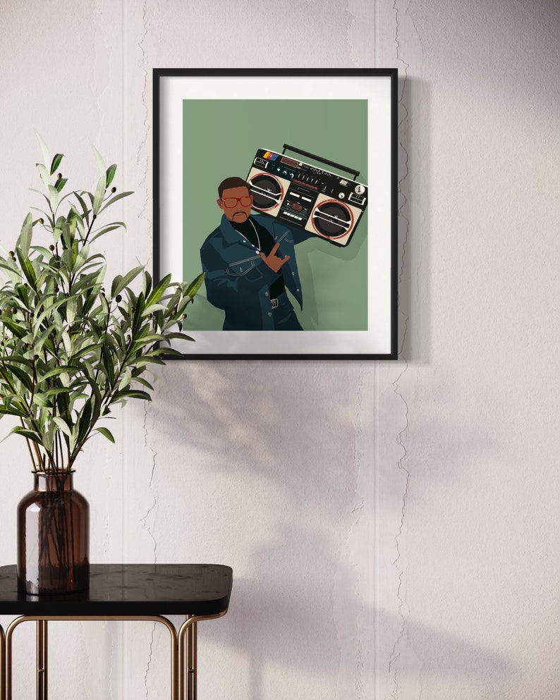 Op de afbeelding: Een digitale illustratie van een persoon die een blauwe jas en een rode bril draagt en een grote boombox vasthoudt voor een groene achtergrond.