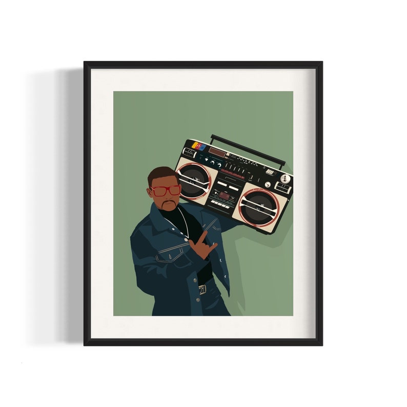 Op de afbeelding: Een man met een blauwe spijkerjas en rode bril houdt een grote zwart-witte ghettoblaster over zijn schouder. De achtergrond is een gedempte groene kleur.