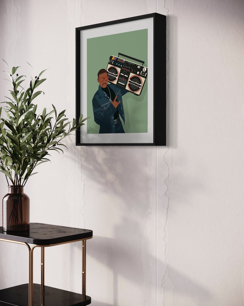 Op de afbeelding: Een ingelijste illustratie van een persoon die een blauwe jas en een zonnebril draagt en een grote ghettoblaster vasthoudt voor een groene achtergrond.