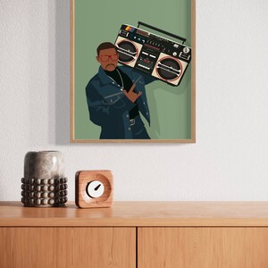 Op de afbeelding: Een digitale illustratie van een persoon die een blauw denim jack en een rood omrande bril draagt en een grote, vintage-stijl boombox met een zwart-wit ontwerp vasthoudt. De achtergrond is een gedempte groene kleur.