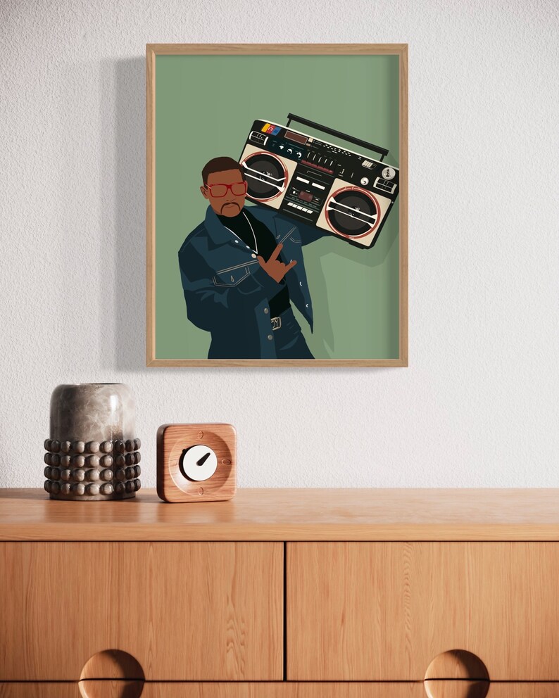 Op de afbeelding: Een digitale illustratie van een persoon die een blauw denim jack en een rood omrande bril draagt en een grote, vintage-stijl boombox met een zwart-wit ontwerp vasthoudt. De achtergrond is een gedempte groene kleur.