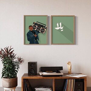 Op de afbeelding: Twee ingelijste illustraties op een witte muur. De illustratie links toont een persoon die een blauw denim jack draagt ​​en een vintage boombox vasthoudt. De illustratie rechts toont een witte gestileerde letter "L" op een groene achtergrond.