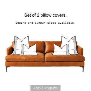 Pode incluir: Duas capas de almofada brancas com detalhes cinza e branco s&atilde;o exibidas em um sof&aacute; de couro marrom. O texto acima das almofadas diz "Set of 2 pillow covers. Square and Lumbar sizes available."