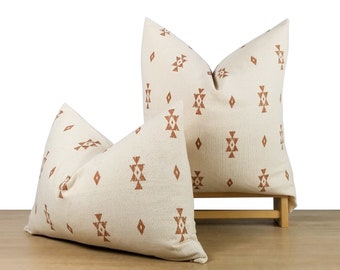 Housse de coussin à imprimé tribal crème et sienne | Coussin décoratif rouille | Bohème du sud-ouest || Carré 20 x 20 | Support lombaire 14 x 20 || Insert d&#39;oreiller disponible