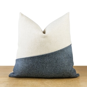 Fodera per cuscino minimalista blu → Colorblock blu navy e bianco / Arredamento moderno / Cuscino nautico / Arredamento casa sul lago blu /// + TAGLIE LOMBARI