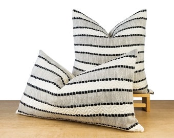 Housse de coussin texturée à rayures | Coussin rayé noir, blanc et gris | Ferme moderne | Décoration contemporaine || Inserts d&#39;oreiller disponibles