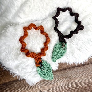 PATTERN: Crochet Leaf Key Chain Crochet Pattern, leaf key lanyard for wrist, diy gift for plant lover, crochet plant key chain, wallet strap