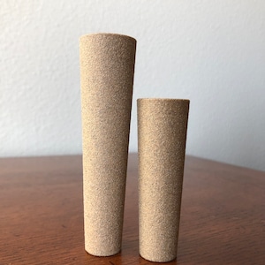 Puede incluir: Dos tambores de lijado cil&iacute;ndricos de color beige de diferentes tama&ntilde;os. El tambor m&aacute;s grande est&aacute; a la izquierda y el m&aacute;s peque&ntilde;o a la derecha.