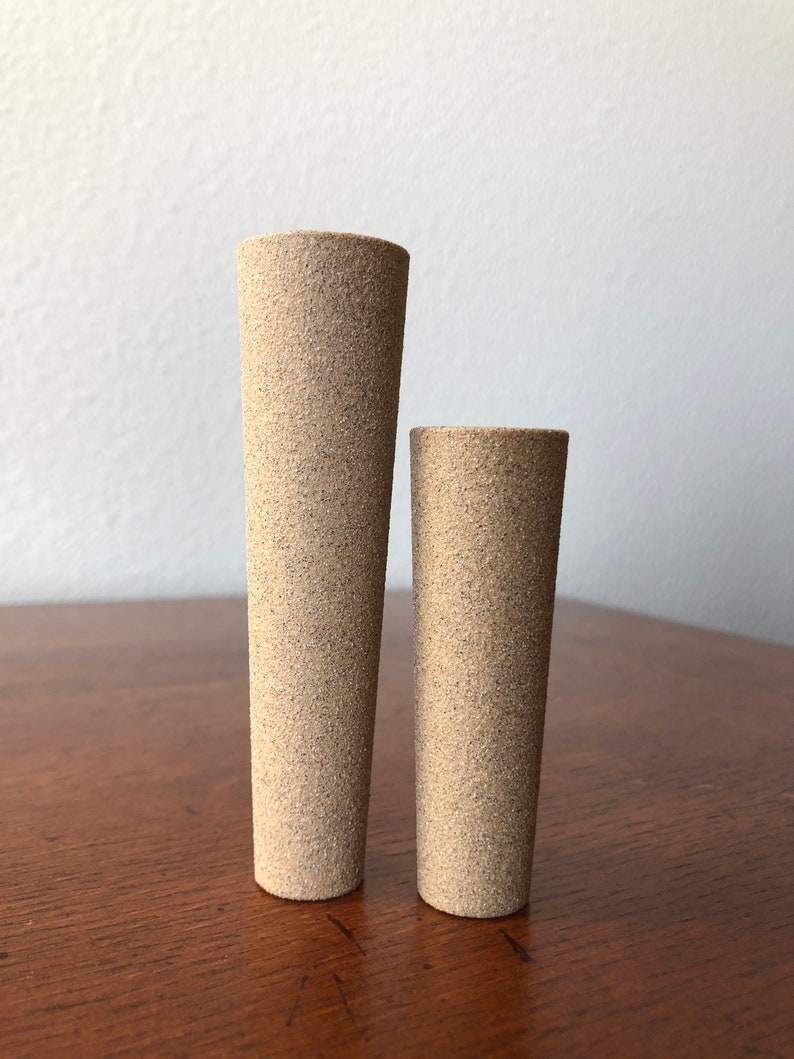 Puede incluir: Dos tambores de lijado cil&iacute;ndricos de color beige de diferentes tama&ntilde;os. El tambor m&aacute;s grande est&aacute; a la izquierda y el m&aacute;s peque&ntilde;o a la derecha.