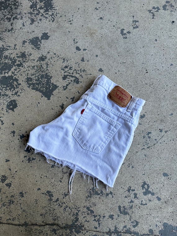 Vintage 90s Levi’s White Cut Off Raw Hem Shorts