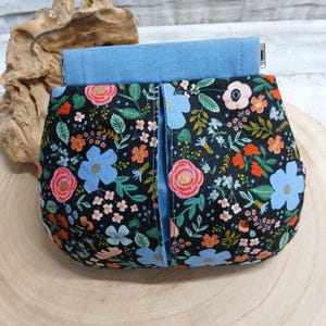 Täschchen mit Federverschluss schwarz blau Blumen, kleine Kosmetiktasche
