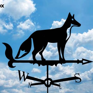 Puede incluir: Veleta de metal negro con forma de zorro, con una flecha direccional y puntos cardinales sobre un cielo azul nublado. La palabra "FOX" está en la esquina superior izquierda. La silueta del zorro está sobre la flecha.