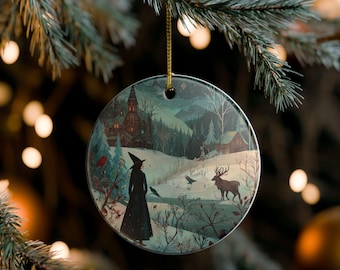 Adorno navideño de bruja en el bosque invernal