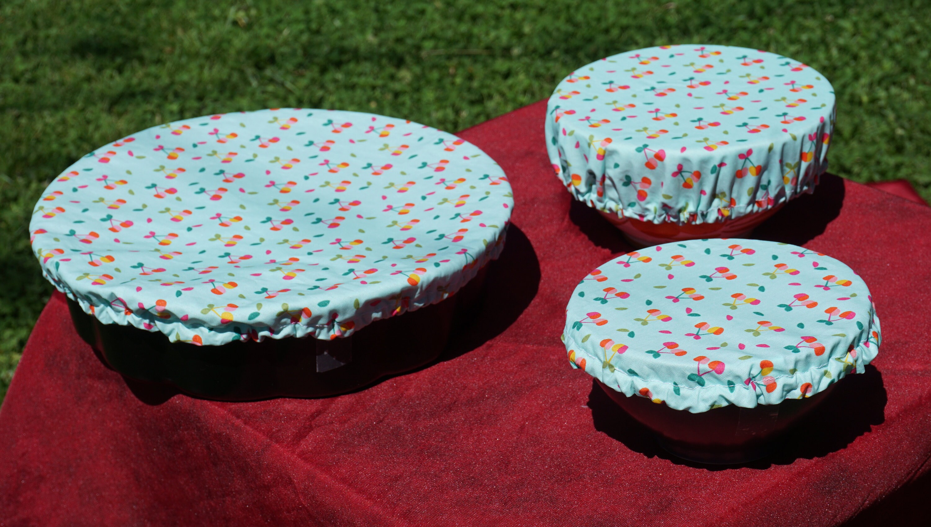 Charlotte Couvre-Plats Lavables en Tissus Oeko-Tex, Motif Cerise. Cousu Savoie, France. Couvercle Éc