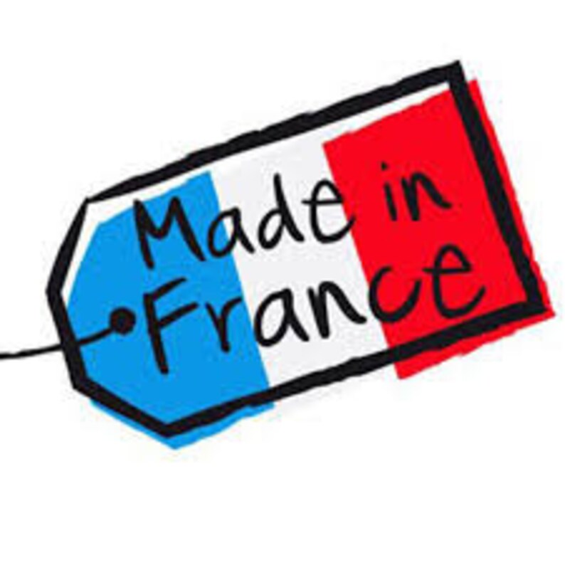 K&ouml;nnte beinhalten: Ein blaues, wei&szlig;es und rotes Etikett mit dem Text "Made in France" in schwarzer Schrift.