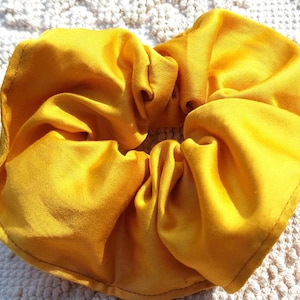 Satin scrunchie. Eco-friendly gift. Personalized with embroidered letter. Oeko-Tex fabric. Made in France - Savoie.