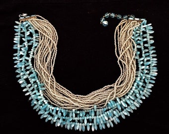 Hermoso collar vintage de 18 hilos con cuentas de diamantes de imitación azules de los años 50