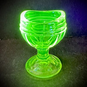 Vintage Vaseline Glass Eye Cup Washer Uranium GLOWS