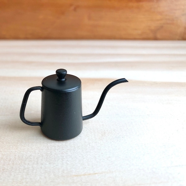 High Quality 1:6 Scale Miniature Gooseneck Kettle Boiling Kettle with Long Spout and Removable Lid (Black), For Dollhouse Usage