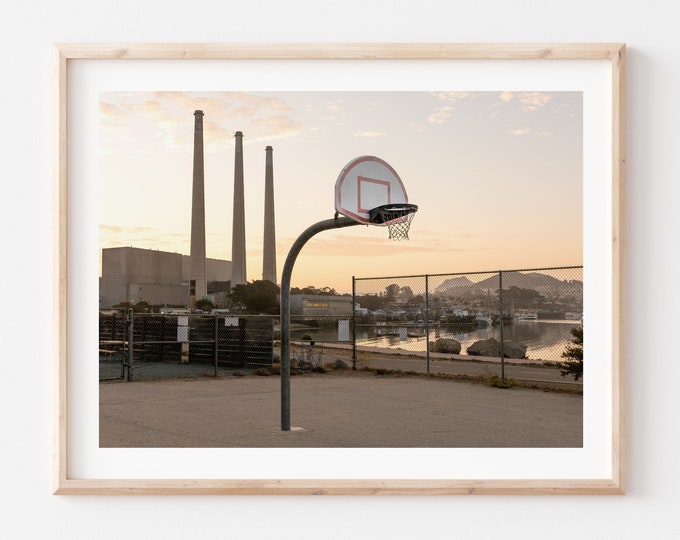 Morro Bay • Californie, terrain de basket, cerceaux, sport, coucher de soleil - impression photo d'art - giclée/poster