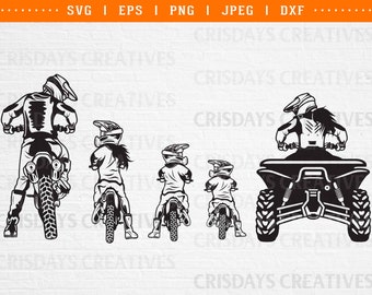 Puede incluir: Silueta en blanco y negro de una familia montando motos de cross y un quad. El padre está montando una moto de cross, la madre está montando una moto de cross y los dos niños están montando motos de cross. La familia está montando en línea, con el padre a la cabeza.