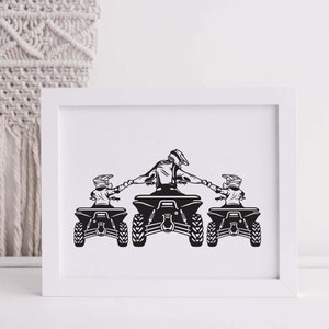 K&ouml;nnte beinhalten: Schwarzwei&szlig;-Illustration von drei Personen, die auf Quads fahren und sich an den H&auml;nden halten. Die Personen tragen Helme und schauen nach vorne. Die Quads sind alle vom gleichen Modell und haben vier R&auml;der.
