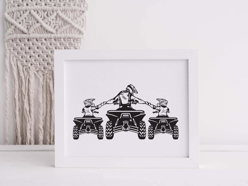 K&ouml;nnte beinhalten: Schwarzwei&szlig;-Illustration von drei Personen, die auf Quads fahren und sich an den H&auml;nden halten. Die Personen tragen Helme und schauen nach vorne. Die Quads sind alle vom gleichen Modell und haben vier R&auml;der.