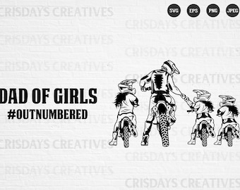 Peut inclure: Illustration en noir et blanc d'un père conduisant une moto tout-terrain avec trois filles conduisant des motos tout-terrain derrière lui. Le texte "DAD OF GIRLS #OUTNUMBERED" est en haut de l'image.