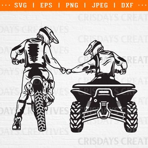 Op de afbeelding: Zwart-witte silhouet van twee mensen die off-road voertuigen rijden. Een persoon rijdt een dirt bike en de andere een ATV. Beide rijders dragen helmen en beschermende kleding.