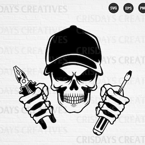 Op de afbeelding: Zwart-witte illustratie van een schedel met een baseballpet die een tang en een schroevendraaier vasthoudt.