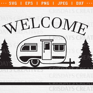 Könnte beinhalten: Schwarz-weiß-Illustration eines Wohnwagens mit dem Text "WELCOME" darüber. Zwei Kiefern stehen auf beiden Seiten des Wohnwagens.