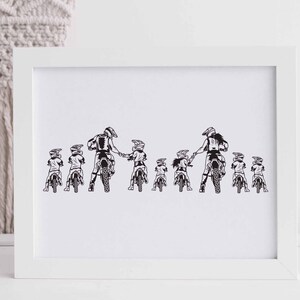 Pu&ograve; includere: Silhouette in bianco e nero di una famiglia che guida moto da cross. La famiglia &egrave; composta da due adulti e cinque bambini. Tutti indossano caschi e guidano in fila.